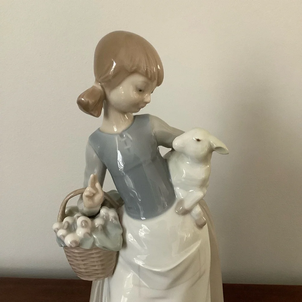 Lladro Girl with Lamb and basket of Leeks - Picture 3 of 7